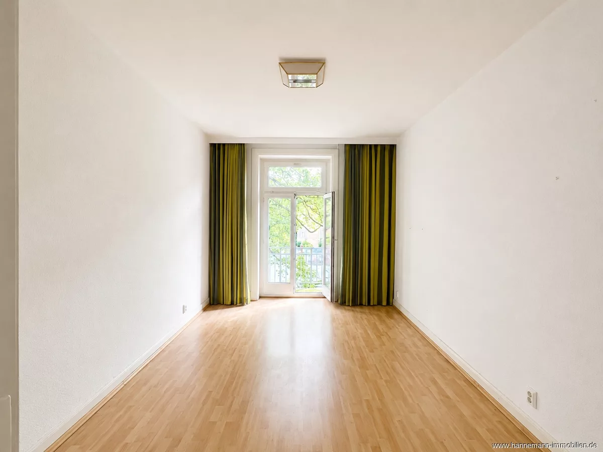 Schlafzimmer mir Blick auf den Balkon