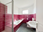 Tageslichtvollbad mit Dusche - Einfamilienhaus mit Einliegerwohnung und viel Potenzial!