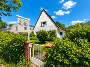 Renovieren, einziehen oder neu bauen – Ihr Wohntraum auf großem Grundstück in Rissen!, 22559 Hamburg, Einfamilienhaus
