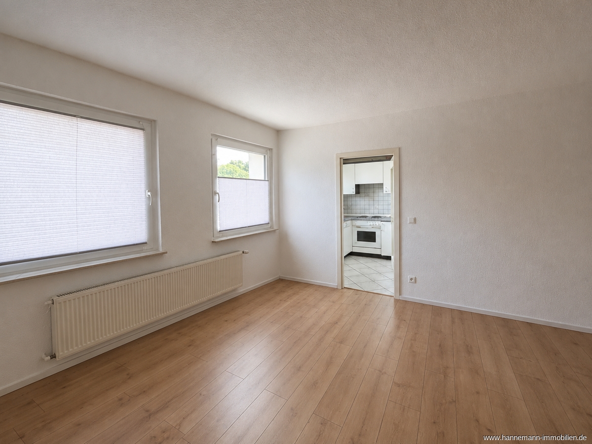 Wohnzimmer mit Blick in die Küche